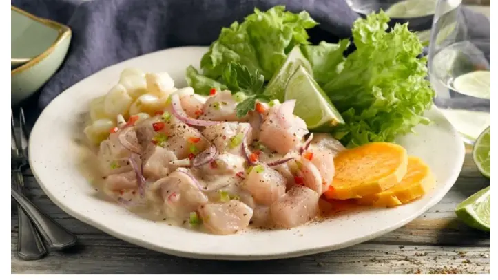Ceviche de peixe com cebola roxa, cítricos e acompanhamentos