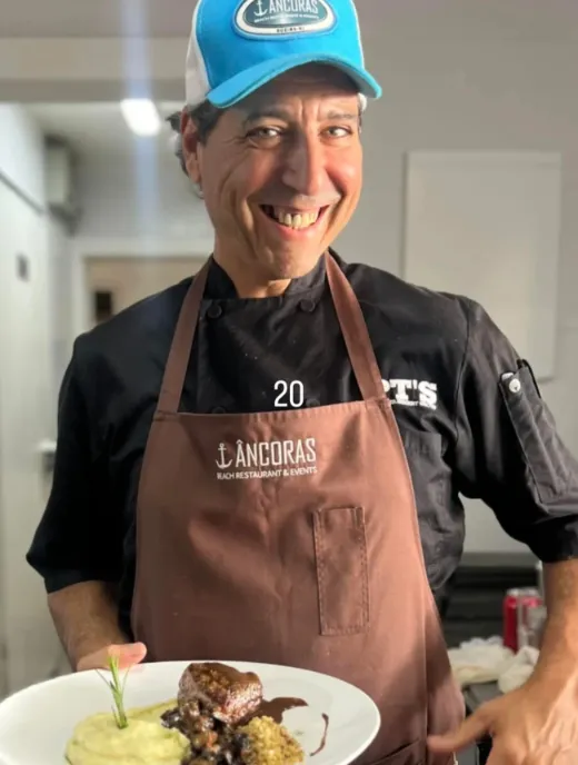 Chef do Âncoras apresentando um prato